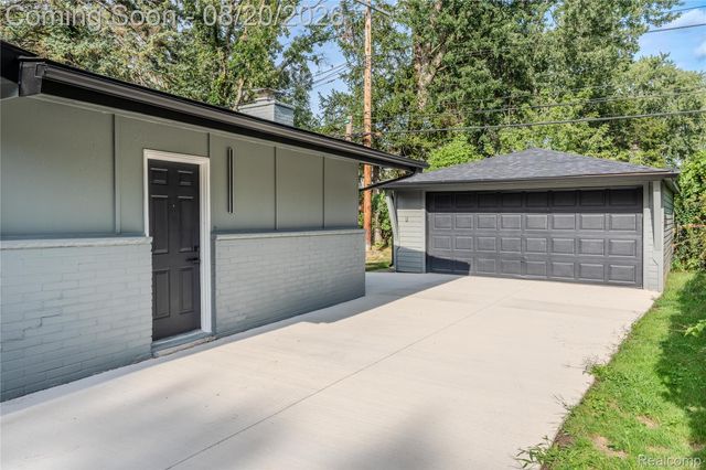 29444 Candlewood Lane, Southfield, MI 48076