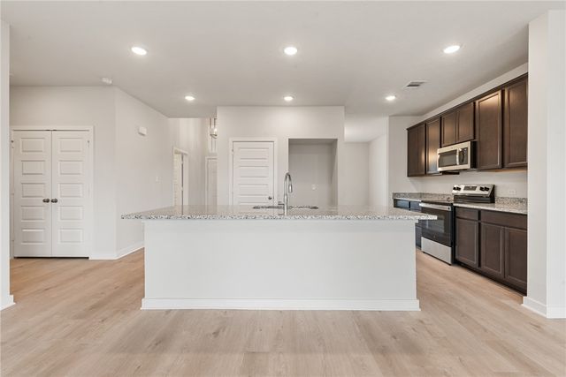 5661 Fox Bluff Drive, Bryan, TX 77807