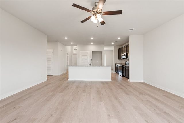 5661 Fox Bluff Drive, Bryan, TX 77807