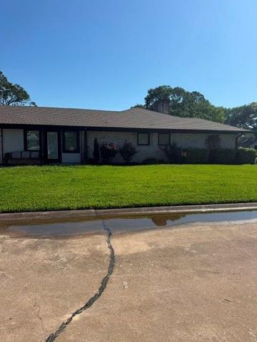 102 Cherry Tree Lane, Friendswood, TX 77546