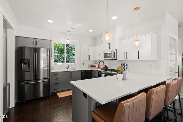1142 N Haskell Street, Central Point, OR 97502