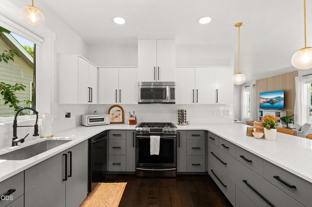 1142 N Haskell Street, Central Point, OR 97502