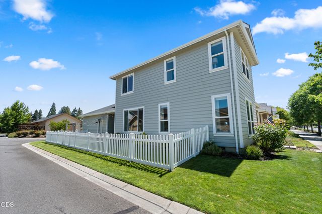 1142 N Haskell Street, Central Point, OR 97502