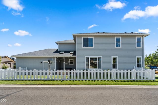 1142 N Haskell Street, Central Point, OR 97502