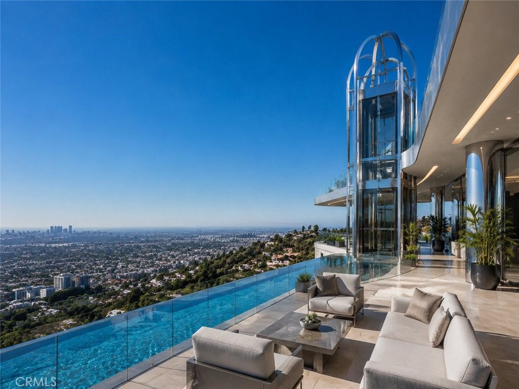 Image 6 of property listing at 8875 THRASHER, West Hollywood, CA 90069