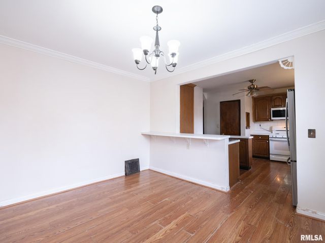 2021 W CALLENDER Avenue, West Peoria, IL 61604