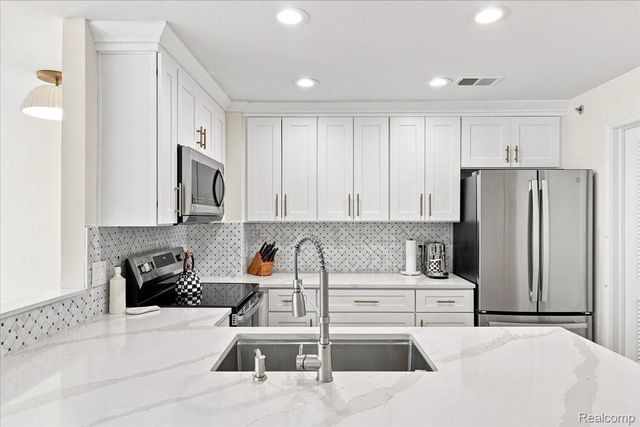 55415 Ambassador Court, Shelby Charter Township, MI 48316