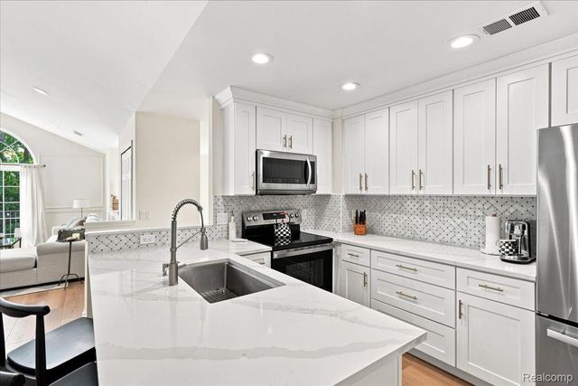 55415 Ambassador Court, Shelby Charter Township, MI 48316
