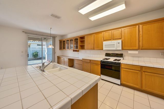 7605 Locomotive Ln, Roseville, CA 95747