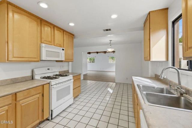 6073 Fremont Street, Ventura, CA 93003