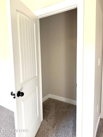 218 Mossy Rock Rd, Clinton, TN 37716