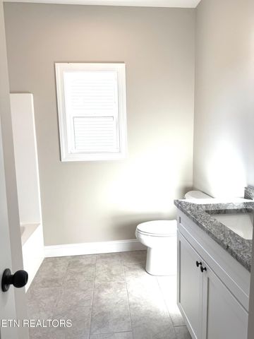 218 Mossy Rock Rd, Clinton, TN 37716