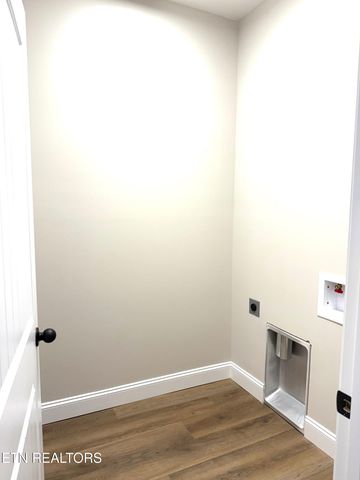 218 Mossy Rock Rd, Clinton, TN 37716