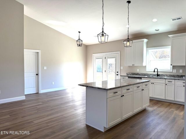 218 Mossy Rock Rd, Clinton, TN 37716