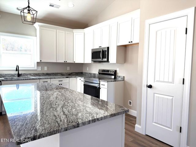 218 Mossy Rock Rd, Clinton, TN 37716