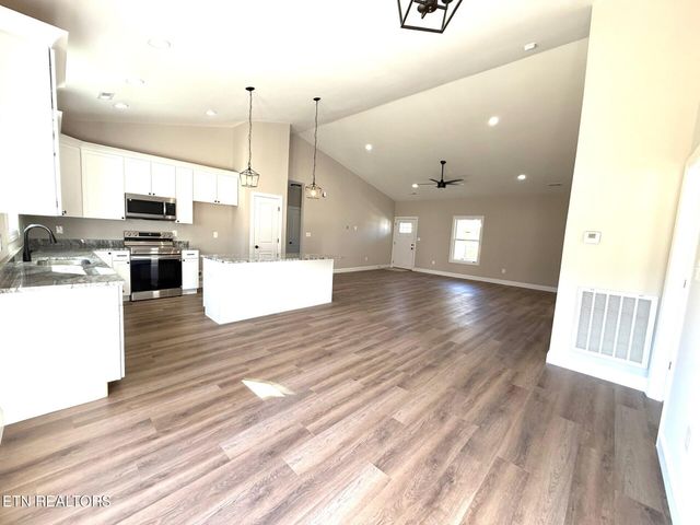 218 Mossy Rock Rd, Clinton, TN 37716