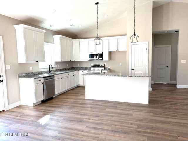 218 Mossy Rock Rd, Clinton, TN 37716