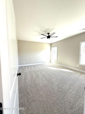 218 Mossy Rock Rd, Clinton, TN 37716