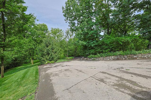 211 Hilltop Lane, Wyoming, OH 45215