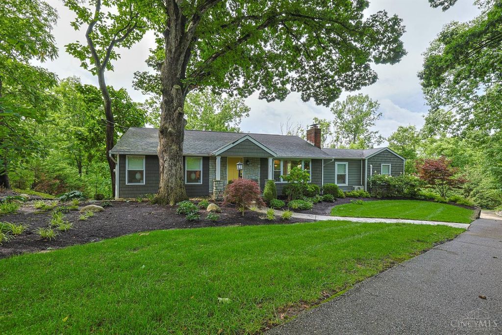 211 Hilltop Lane, Wyoming, OH 45215