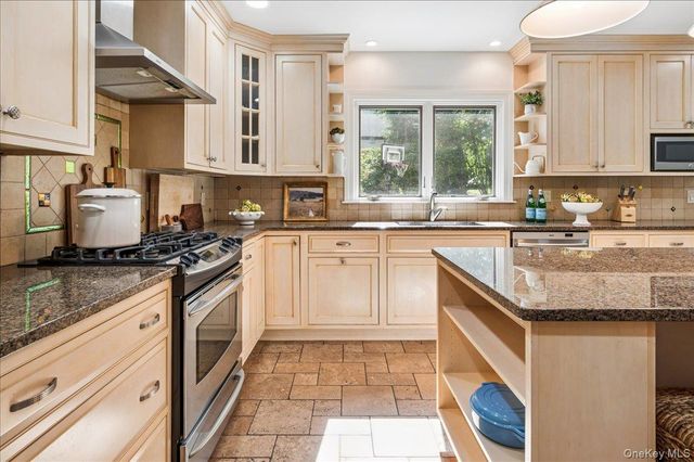 62 Broadfield Road, New Rochelle, NY 10804