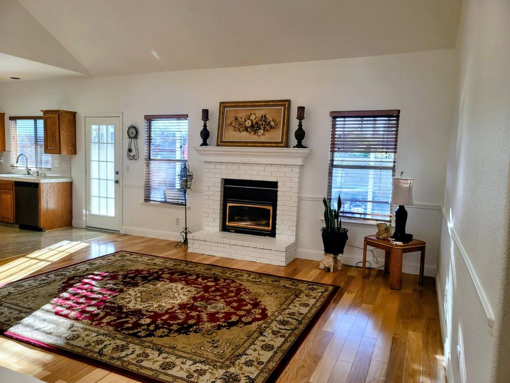 Image 11 of property listing at 7835 Matus, Fresno, CA 93720