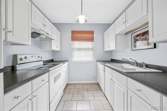 9073 W Swan Circle, St Louis, MO 63144