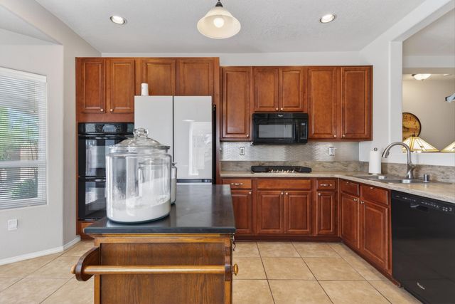 952 Waterfall Drive NE, Rio Rancho, NM 87144