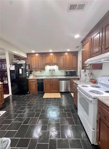 14 Sandie Point LN, Portsmouth, VA 23701