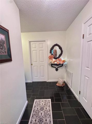 14 Sandie Point LN, Portsmouth, VA 23701