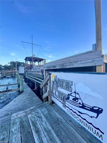 14 Sandie Point LN, Portsmouth, VA 23701