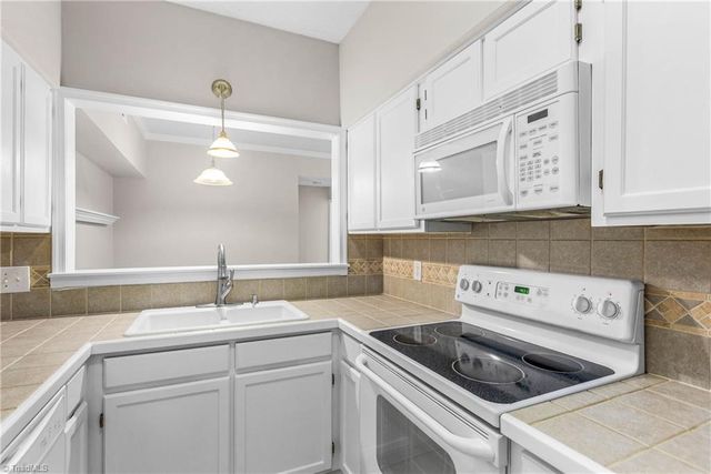 326 Meadows Circle, Winston-salem, NC 27104