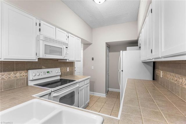 326 Meadows Circle, Winston-salem, NC 27104