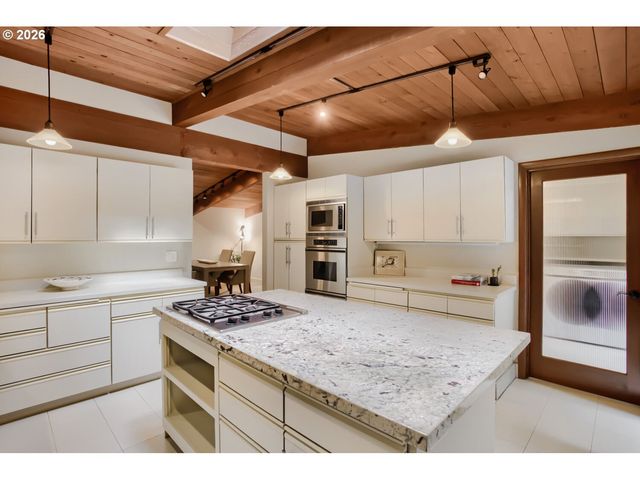 2929 GLEN EAGLES Rd, Lake Oswego, OR 97034