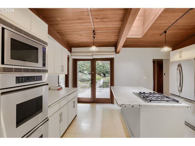 2929 GLEN EAGLES Rd, Lake Oswego, OR 97034