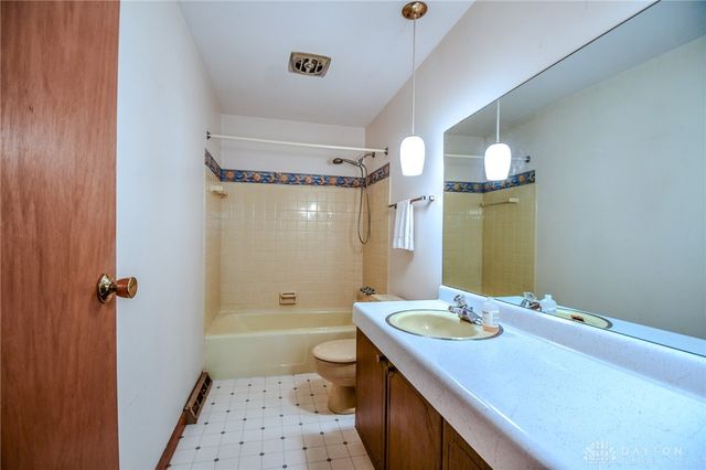 2016 E Oak Tree Drive, Kettering, OH 45440