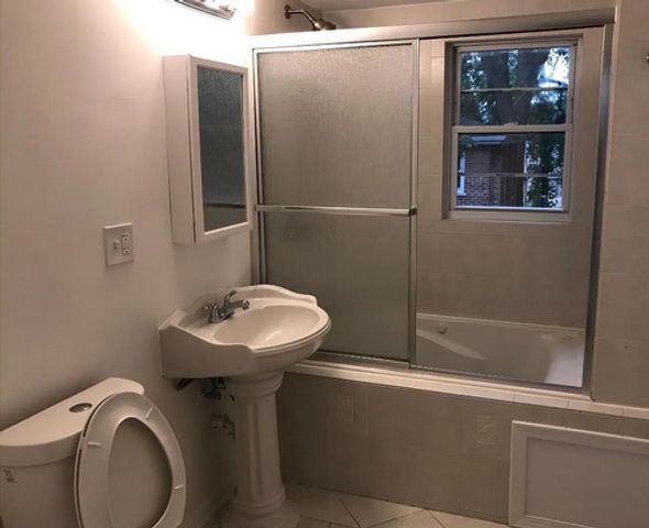 8100 S Houston Avenue, Chicago, IL 60617