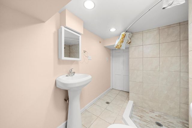 8100 S Houston Avenue, Chicago, IL 60617