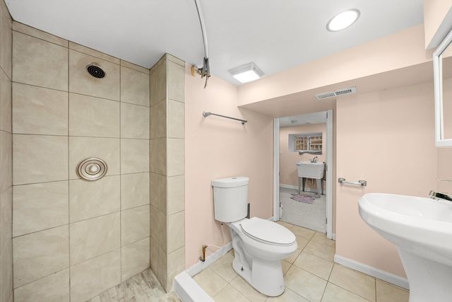 8100 S Houston Avenue, Chicago, IL 60617