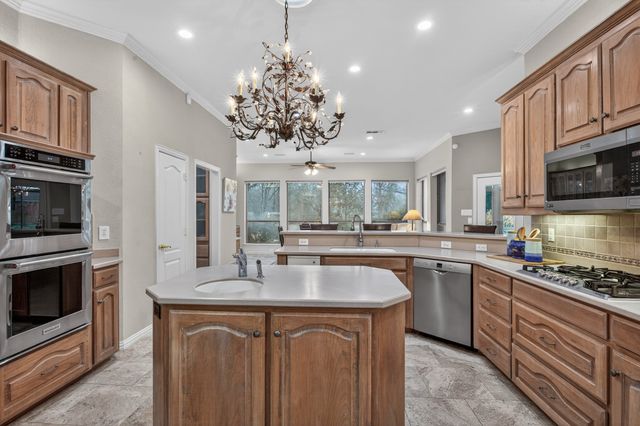 325 Thornhill Circle, Double Oak, TX 75077