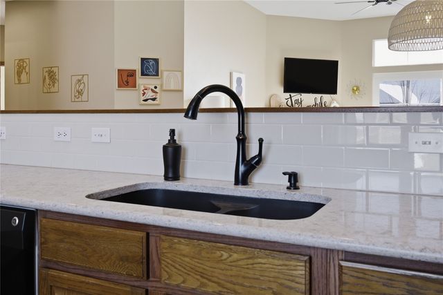 2665 Hunters Ridge Rd, Marion, IA 52302