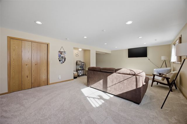 2665 Hunters Ridge Rd, Marion, IA 52302