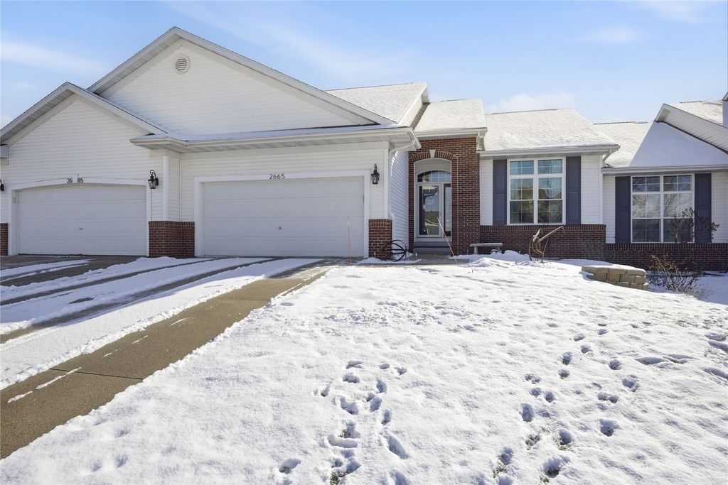 2665 Hunters Ridge Rd, Marion, IA 52302