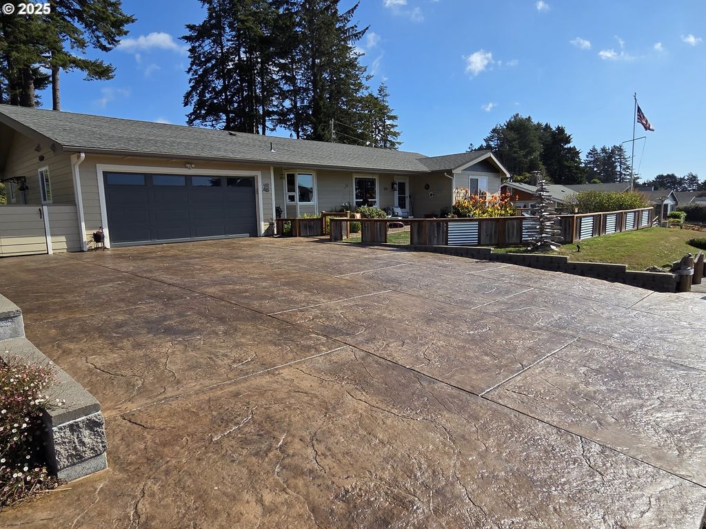 814 PARADISE Ln, Brookings, OR 97415