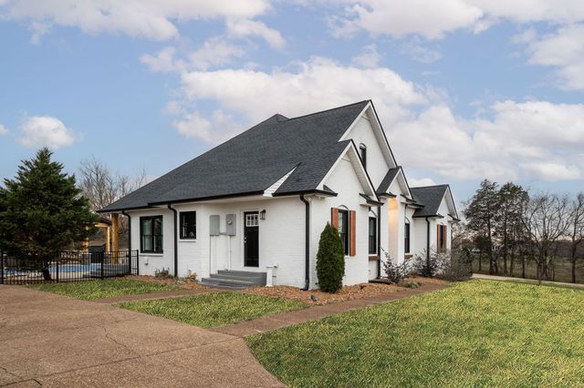 95 Old 25 Loop, Castalian Springs, TN 37031