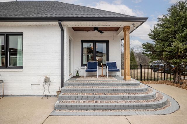 95 Old 25 Loop, Castalian Springs, TN 37031