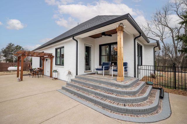 95 Old 25 Loop, Castalian Springs, TN 37031