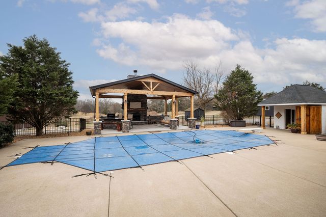 95 Old 25 Loop, Castalian Springs, TN 37031