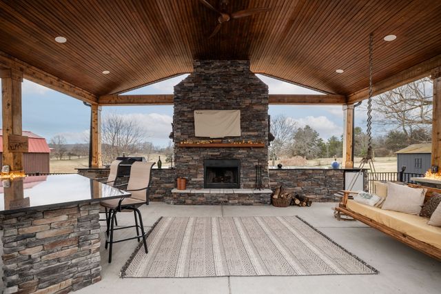 95 Old 25 Loop, Castalian Springs, TN 37031