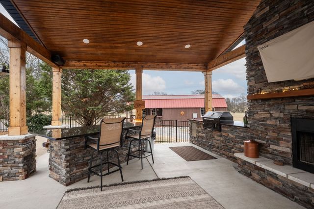 95 Old 25 Loop, Castalian Springs, TN 37031